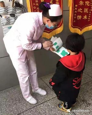 温馨有爱 护士刘静有时间就耐心教小患者识字算题