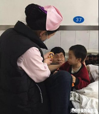 热心!张在弟护士买来玩具送给小患者