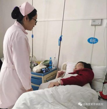 温馨，想患者之所想!王娜护士从家里带来面食送到患者手中