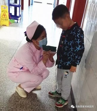 暖心!她是一位护士，更是一位母亲!